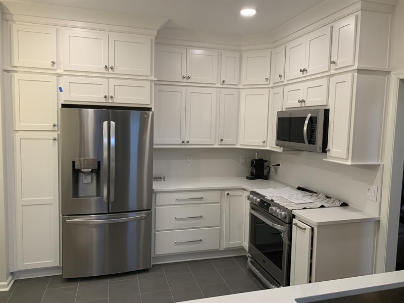 White shaker kitchen cabinets with stacked uppers and crown molding